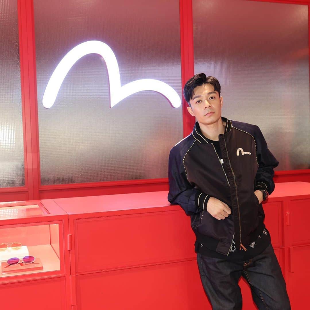 チャウ・パッホウのインスタグラム：「開心開心 全部我喜歡的 都已經收到了 謝謝 @evisu1991   #evisu #basquiat #evisuxbasquiat #artestarnyc #evisu2020 @david.pun @sharon.ying   #第二張圖我有條恐龍尾巴」