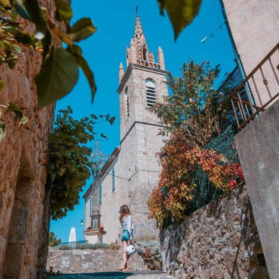Melvita Officialのインスタグラム：「Bonnes vacances de la Toussaint ! 🍂  Détente, décompression, repos, self-care et self love sont les mots d’ordre de ces vacances, allez-vous les appliquer ? 💛  Merci à @grainedevoyageuse pour cette jolie photo du village de Saint-Andéol-de-Vlas en Ardèche 🌿  #melvita #cosmetique #bio #engagé #organic #vacances #holidays #toussaint #détente #repos #Ardeche #France #explore #village #emerveillesparlardeche」