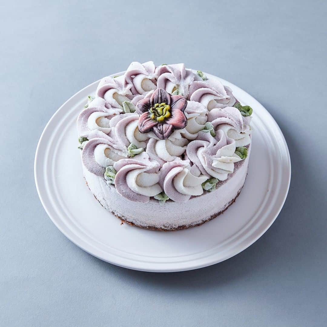 のインスタグラム：「苺&チョコレートで2層になっている花畑ローケーキ🎂  抹茶のクリームで葉を散りばめています🍂  ラズベリージュレをデコレーションの下に忍ばせてベリー味を強めにしているので最後までさっぱりと食べられます😊❣  とてもヘルシーなケーキですので、健康志向な方へのプレゼントに喜ばれます😊 ＝＝＝＝＝＝＝＝＝＝＝ この投稿をtap→商品を見る、又はプロフィールのショップを見るからご購入頂けます🧁 ＊＊＊＊＊＊＊＊＊＊＊＊＊＊＊＊＊＊＊＊＊＊＊＊＊＊ ⁠ ⁠⁠⁠⁠⁠⁠⁠⁠⁠⁠⁠⁠⁠⁠⁠⁠Cake.jpでは、皆さんからシェアされた⁣⠀⁠⁠⁠⁠⁠⁠⁠ ⁠ 素敵なお祝いのコンテストをおこなっています⁠🙌⁠ ⁠ ⁠⁠⁠ ⁠ 👇フォトジェアニバーサリー参加方法👇⁠ ⁠ ⁠⁠ ※10月より参加方法が変わります  Cake.jpのケーキでのお祝いの様子を⁣⠀⁠⁠⁠⁠⁠⁠⁠⁠ ⁠ @iiicakejp #フォトジェアニバーサリー で タグ付けしてシェアするだけ🌈  ご参加を心よりお待ちしております💡 ⁠ ＊＊＊＊＊＊＊＊＊＊＊＊＊＊＊＊＊＊＊＊＊＊＊＊＊＊ #美味しいもの好きな人と繋がりたい#おうちスイーツ#お取り寄せスイーツ #お家パーティー#お取り寄せグルメ#甘党#素敵なお祝い#スイーツ好きな人と繋がりたい#食べるの好きな人と繋がりたい#お土産#手土産スイーツ#ケーキ#ケーキ屋さん#happybirthday#お誕生日おめでとう#サプライズ#バースデーケーキ#お菓子#お誕生日会#いつもありがとう#結婚記念日#かわいいケーキ#お誕生日#お誕生日ケーキ#お祝い#お祝いケーキ#ローケーキ」