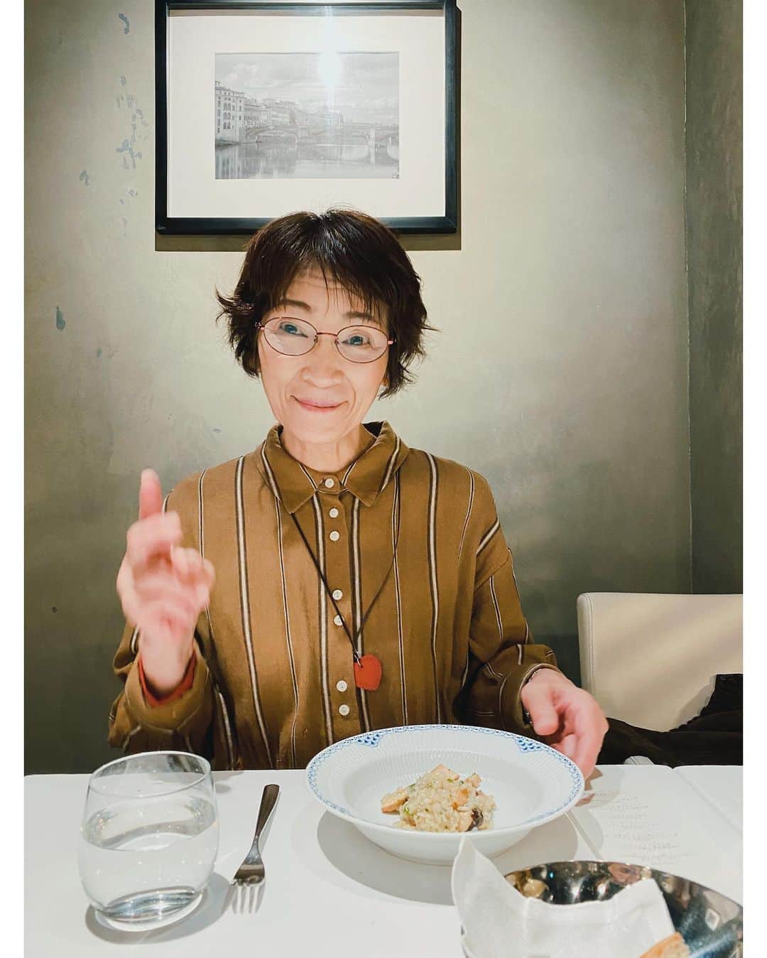 高山都さんのインスタグラム写真 - (高山都Instagram)「冷たい雨の土曜日。 朝から撮影後、東京にふらっと来た母とランチ。 どうせならと、とっておきの素敵なお店に連れて行きたくって、 @regalo_sangubashi にお邪魔しました。 何を食べても美味しくって、母と松茸の量や白トリュフの香りに感動したりして、色々話しながらいただきました。 シェフおぐらさんのお料理は本当においしい。 色々考えて作ってくれたコース、ほんとうにご馳走さまでした！！ 母と2人で、なんてご馳走だーなんて話しながら、久々の時間を過ごせてよかった。 喜んでくれてたらいいなー。 そんな母は、真っ赤なニット🧶(似合ってた♡)と共に大阪へとんぼ返り。 色々心配かけてごめんよ、お母さんー。」10月17日 16時09分 - miyare38