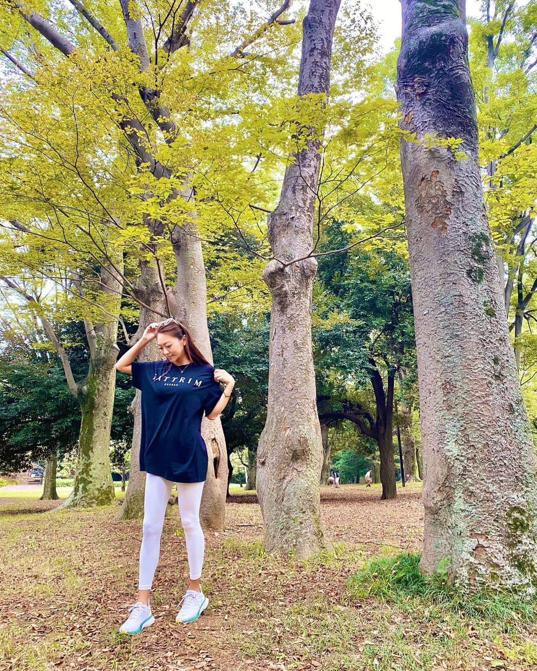 SAORIのインスタグラム：「膝のコブがしっかり😝 東京は肌寒くて 秋めいてきました🍁 みんな風邪には気をつけてね😷 T shirt: @trims.body . Wear: @reinamora_jp . ✾ #東京 #tokyo #港区 #高身長女子 #model #モデル #influencer #インフルエンサー #instagramer #インスタグラマー #ambassador #アンバサダー #フリーモデル #ポートレートモデル #カメラマンさんと繋がりたい #ポトレ #ポトレのセカイ #ビジョラダ #美女jp #ビジョフォ #ビジョナビ」