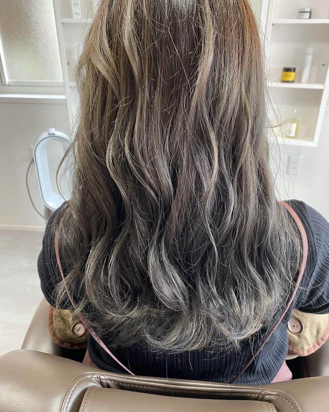 太陽チャンネルのインスタグラム：「久しぶりの美容院行ってきたよ😭💕 髪心身ともに生き返ったばい😂💕 おまかせヘアカラーしてもらいました♡ めっちゃいい色やない！？✨ 天才かよ👏🏻👏🏻 N.のヘアオイル買ってもらったよ～✌️ また12月伺います！！ ありがとうございました😍💕 #ヘアカラー  #秋カラー #鳥取ヘアサロン  #shiibyfam」