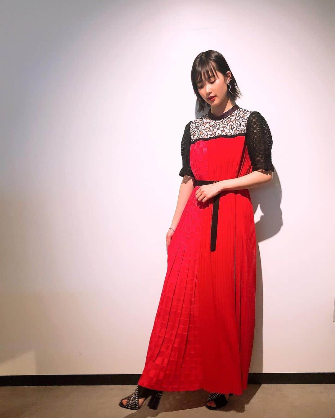 井頭愛海さんのインスタグラム写真 - (井頭愛海Instagram)「． 映画「鬼ガール！！」  本日は、舞台挨拶でした〜👹  赤鬼をイメージして赤の衣装を〜！！ 今回も素敵な衣装とメイク💄🥰  鬼ガール！！ 是非、よろしくお願いします🥺☺️  #鬼ガール  Dress : @tamaehirokawa 　　　　#somarta Shoes : @31philliplim Accessories : @__bosque.__」10月17日 16時03分 - manamiigashira_official