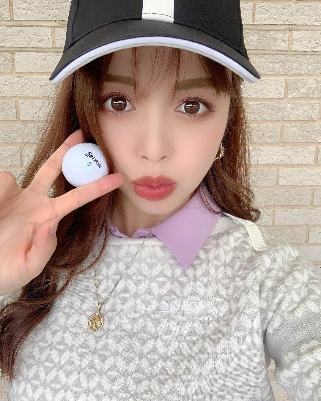 のインスタグラム：「SRIXON💜﻿ ﻿ ﻿ 私服っぽく着こなすGolfコーデも好きである😘﻿ ﻿ ﻿ てかこの帽子可愛すぎて私服でもかぶってるw﻿ ﻿ ウェアーも帽子もSRIXON✨﻿ ﻿ ﻿ じゅっぴーと二人でさくっとハーフ回って、﻿ 翌日の大事なゴルフのお仕事の為に練習ラウンドへ💕﻿ ﻿ ﻿ なんかすごい左いっちゃう日で（画像スライド6個目）﻿ 私のコーチ　@5undersgolf_yamada へすぐ動画送って、握り方を改善してから打ったのがその次のスライド7個目の動画✨✨﻿ ﻿ ﻿ ぶつぶつ確認しながら打って、﻿ ぶつぶつと、あ、本当だ、治った😳ってww﻿ ﻿ ﻿ ﻿ こんな感じで自分で習ったことを復習したり勉強しながら淡々とプレイしてます^ ^✨w﻿ ﻿ ﻿ ﻿ すごいお城みたいな綺麗なゴルフ場で、またここ来たいねって話してました☻❤️﻿ ﻿ ﻿ ﻿ ﻿ ﻿ やっぱりゴルフが大好きだーーー！！=͟͟͞͞ʕ•̫͡•ʔ =͟͟͞͞ʕ•̫͡•ʔ =͟͟͞͞ʕ•̫͡•ʔ =͟͟͞͞ʕ•̫͡•ʔ =͟͟͞͞ʕ•̫͡•ʔ ﻿ ﻿ ﻿ ﻿ またいこーっと❤️」