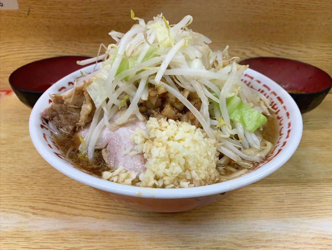 のインスタグラム：「ラーメン二郎 環七新代田店 小ラーメンニンニクアブラ、いいたまご、かつおぶし、辛え 久しぶりの新代田店！ 初心に帰ってラーメンを注文🍜 程よく食感残したヤサイと味のついたアブラの組み合わせがウンメエっ！ スープはキリリと醤油立った非乳化。バランス良くてめっちゃ旨😍 新代田といえばの極太縮れ麺はプリッとした表面で非乳化スープとの絡みも抜群！ かつおぶしやいいたまごで後半の味変も楽しんで駆け抜けるように完食！ 辛えはカレースパイスとアブラのコンビネーション。結構しっかり辛くて美味しかったです🔥 すするTV！！ #susuru_tv #ラーメン二郎環七新代田店 #新代田 #下北沢 #東京 #うまい  #ラーメン #らーめん #ramen #ラーメン部 #ramennoodles #毎日ラーメン生活 #麺スタグラム #japaneseramen #japanramen #foodstagram #foodie #noodles #instanoodle #instaramen #instafood #susururecommended #ラーメン二郎 #二郎 #東京ラーメン #下北沢ラーメン」