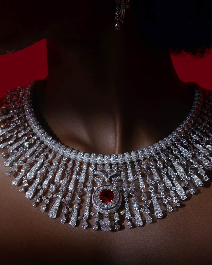 のインスタグラム：「Cosmic conquest. #LouisVuitton’s Jewelry Artistic Director Francesca Amfitheatrof pays tribute to the pull of the planet Mars with the dazzling Astre Rouge High Jewelry Pieces. Discover the new Stellar Times Collection.」