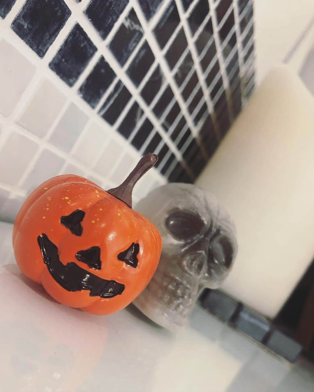 Mayu Ogawaさんのインスタグラム写真 - (Mayu OgawaInstagram)「ポリッシュでハロウィン🎃 リキッドマスキングが固まっちゃってた！ありゃー💦 アートよりキューティクル周りのクリーンの方が時間かかったかも〜😅  めちゃかわなブロックチェックは私とお揃いに♪  サロンもさりげなくオバケたち👻お客様から頂いたハロウィンクッキーが可愛いすぎる♡♡  #ハロウィンネイル #ポリッシュ#エアブラシ #チェックネイル #ブロックチェックネイル  #シャレドワ #エッシー #shareydva #essie #halloweennails #polishnails #nailart #naildesign  #秋ネイル #大人ネイル  #銀座ネイルサロン #東京ネイルサロン #mdanail #mdamayu」10月17日 16時14分 - m_d_a