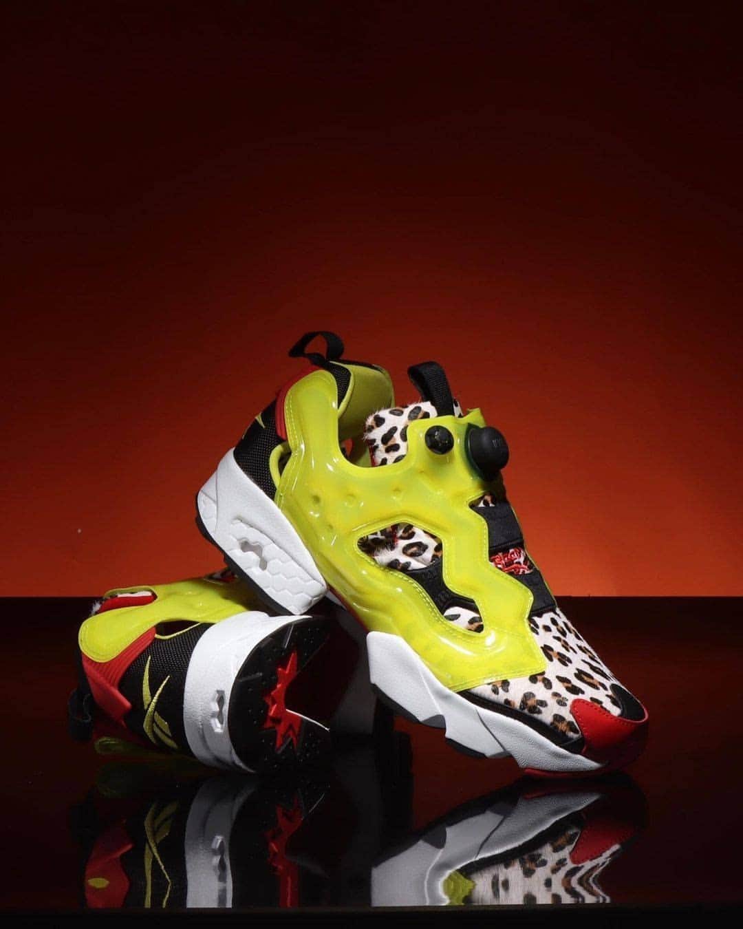 のインスタグラム：「REEBOK X ATMOS　「INSTAPUMP FURY - atmos」 インスタポンプフューリーのファーストカラー「シトロン」をベースに採⽤。 アレンジとして⾼級感のあるアニマル柄を落とし込んだハラコをアッパー部分にミックスし、 ポンプシステム搭載のイエローパーツには、トランスルーセントの新たなビニル素材を採⽤しより⼤胆に配置。 ワン＆オンリーの雰囲気と近未来かつ斬新な印象を与える⼀⾜となっている。 2020年10月17日（土）発売。 #リーボッククラシック #インスタポンプフューリー #InstapumpFury #atmos #atmospink  #アトモス #アトモスピンク @atmos_japan」