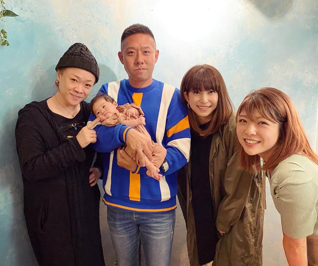 のインスタグラム：「先日は、MK CAFEの菊池オーナーがプロデュースするMK TVに📺  カリスマ演出家  林 希 さんと、元モーニング娘。の小川麻琴 さんがゲストで登場しました⭐︎  山下智久さん主演の月9「ブザービート」やNHK「ふたりっこ」などのドラマから、舞台の演出家や振付家としてエンタメに関わる林希さんと、 @wild_gravity   そして、小川麻琴さんはモーニング娘。として13歳で芸能界デビューして、今年20周年目に突入し、 @1029_makoto   デビューからトップアイドルのステージで経験して現在、 フリーランスで舞台などの活躍を経験してくる中でのお話などそれぞれのエンタメ業界での経験談や、  時代が大きく変わる中で、 これからをどう考えているのかをお話ししてくれました⭐︎  MK CAFEにいると、 こうして暖かい人の中で自分では経験をする事の出来ないお話を聞けて本当に幸せだなと感じ、  いつももっと自分も頑張ろうと向上心をもらいます⭐︎  また、今回は 配信終了後にとても素敵なサプライズが！！  今鯖バーガーをコラボさせて頂いている麻琴さんが、  モーニング娘。に入りたいと思うきっかけになるほどSPEEDさんが好きだと以前お食事に行った際に希さんにお話をしていて、  今回、希さんが仲良しの上原多香子さんをカフェに呼んでくれて遊びに来てくださいました✨  上原多香子さん、本当に暖かくて素敵な方でした⭐︎  みんなでお食事して 今後やりたい事などお話しして 優しい空間が流れるこの場所が とても好きです。  @wild_gravity  @kiku_tokyo   いつも、素敵な繋がりをありがとうございます☘️  これからも宜しくお願い致します⭐︎  #仲間 #幸せ #優しさ #mk #speed #鯖バーガー #モーニング娘 #ありがとうございます」