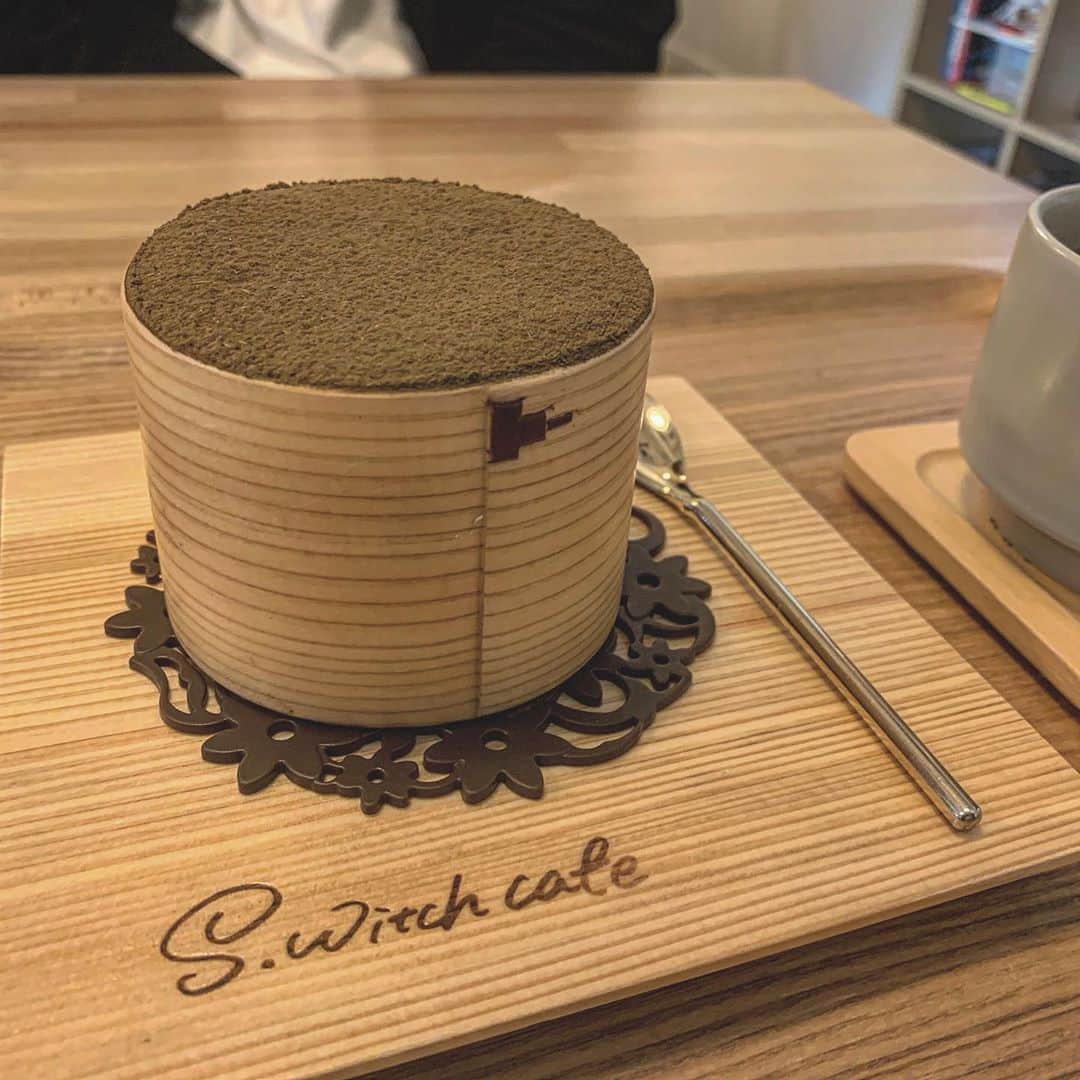 百瀬俊介のインスタグラム：「大館にあるオススメカフェ☕️ わっぱビルヂング1階にあるカフェ『@s.witch_cafe 』でいただく期間限定のティラミスが極うまでふるえます😋 そして☝️よく見てもらうと分かるけどティラミスの器に注目‼️ 大館の伝統工芸として知られる『まげわっぱ』で出してくれるので大館の伝統工芸に触れながら 今の季節は「ほうじ茶ティラミス」が食べられるよ〜 バスクチーズも食べたけど今まで食べたバスクチーズの中で一番美味しかった✨ この日はコーヒーのお供にほうじ茶ティラミス、バスクチーズを1人で完食😂😂😂 美味しくいただきました🙌🙌🙌  #大館 #御成町 #大館カフェ #ティラミス #バスクチーズ #まげわっぱ #とても美味しかったです」