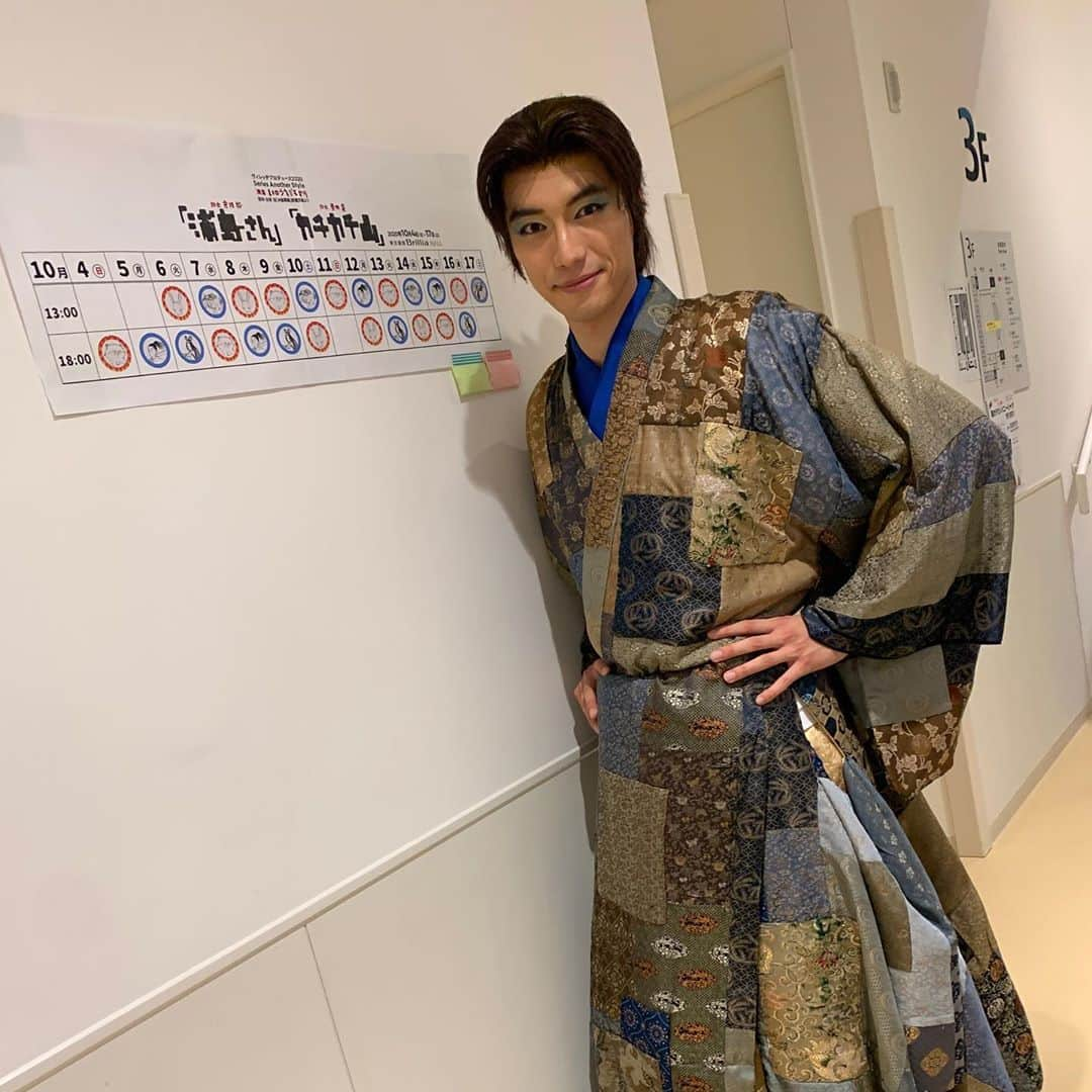 福士蒼汰さんのインスタグラム写真 - (福士蒼汰Instagram)「『浦島さん』 無事完走することができました。  これもまた 皆様が劇場にお越し頂き、さらに ライブ配信で観て頂いたからです。  浦島が求めていたものが竜宮に 僕が求めていたものは板の上に  それを照らしてくれたのは 演出家・いのうえひでのりさんでした  僕は素直に申し上げると 芝居が好きになりました。 より、です。難しさを感じたからか 好奇心・探究心 いろいろなものが刺激されくすぐられました。  みんなの笑顔を見るのが 楽しみです☺️  僕は先へ参ります。」10月17日 16時37分 - fukushi_sota_official