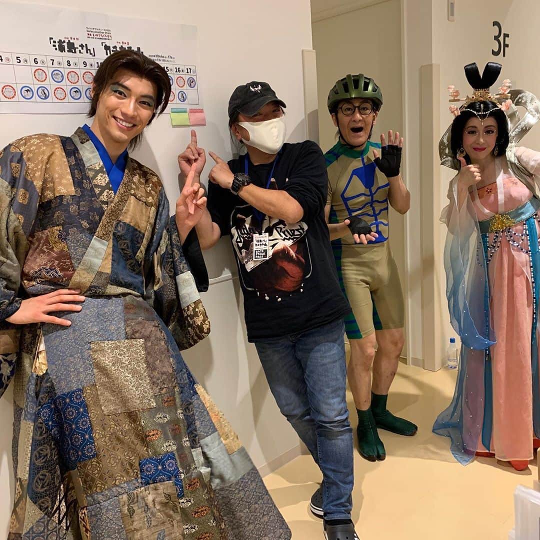 福士蒼汰のインスタグラム：「『浦島さん』 無事完走することができました。  これもまた 皆様が劇場にお越し頂き、さらに ライブ配信で観て頂いたからです。  浦島が求めていたものが竜宮に 僕が求めていたものは板の上に  それを照らしてくれたのは 演出家・いのうえひでのりさんでした  僕は素直に申し上げると 芝居が好きになりました。 より、です。難しさを感じたからか 好奇心・探究心 いろいろなものが刺激されくすぐられました。  みんなの笑顔を見るのが 楽しみです☺️  僕は先へ参ります。」