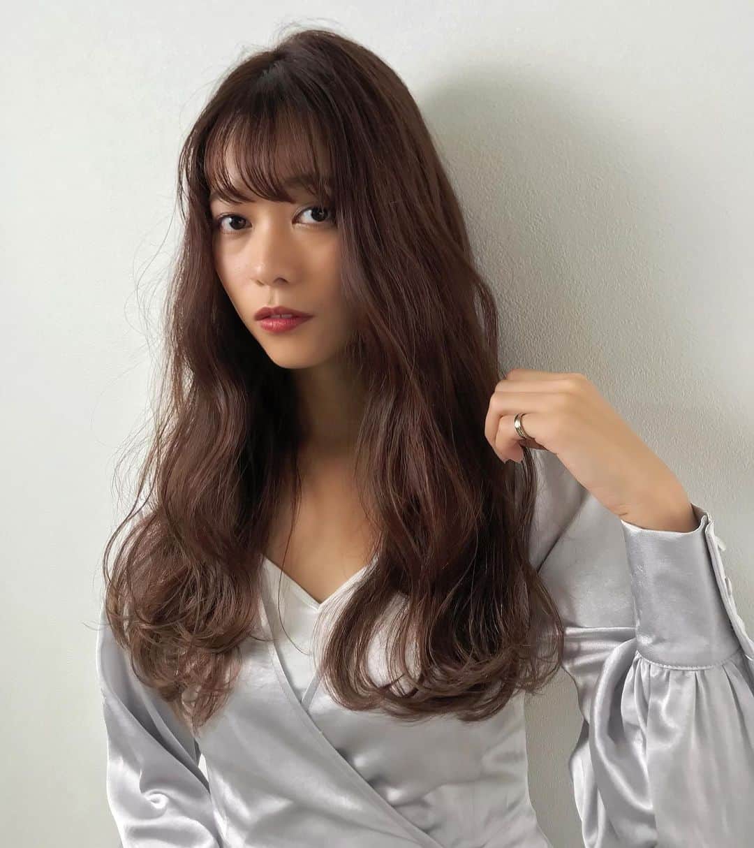松林彩のインスタグラム：「雨のせいでどんなにストレートにしても 天パーが絶好調で爆発してる☀️ 今日はCrimson Crat Clanのライブ見に行くよ〜♫ 楽しみ〜🕺❤︎ 行ってきます〜♫  #サロモ #サロンモデル #ロングヘア#ヘアアレンジ #アッシュカラー #ラベンダーアッシュ #撮影 #撮影モデル #f4f #hair #hairstyle #haircolor #makeup #coordinate #fashion #instafashion  #hair #ootd #girl　#girls #love #follow #me #like4like」