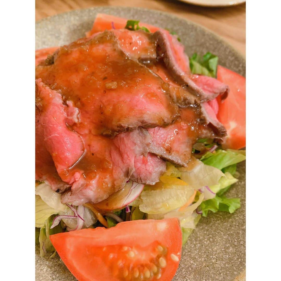芳根京子さんのインスタグラム写真 - (芳根京子Instagram)「先日初めてローストビーフ作りました。上手に出来た！ローストビーフ丼にしても美味しかったです😋  #意外と簡単なのね  #家族からも好評で #次の日も作った #🍴」10月17日 16時31分 - yoshinekyoko