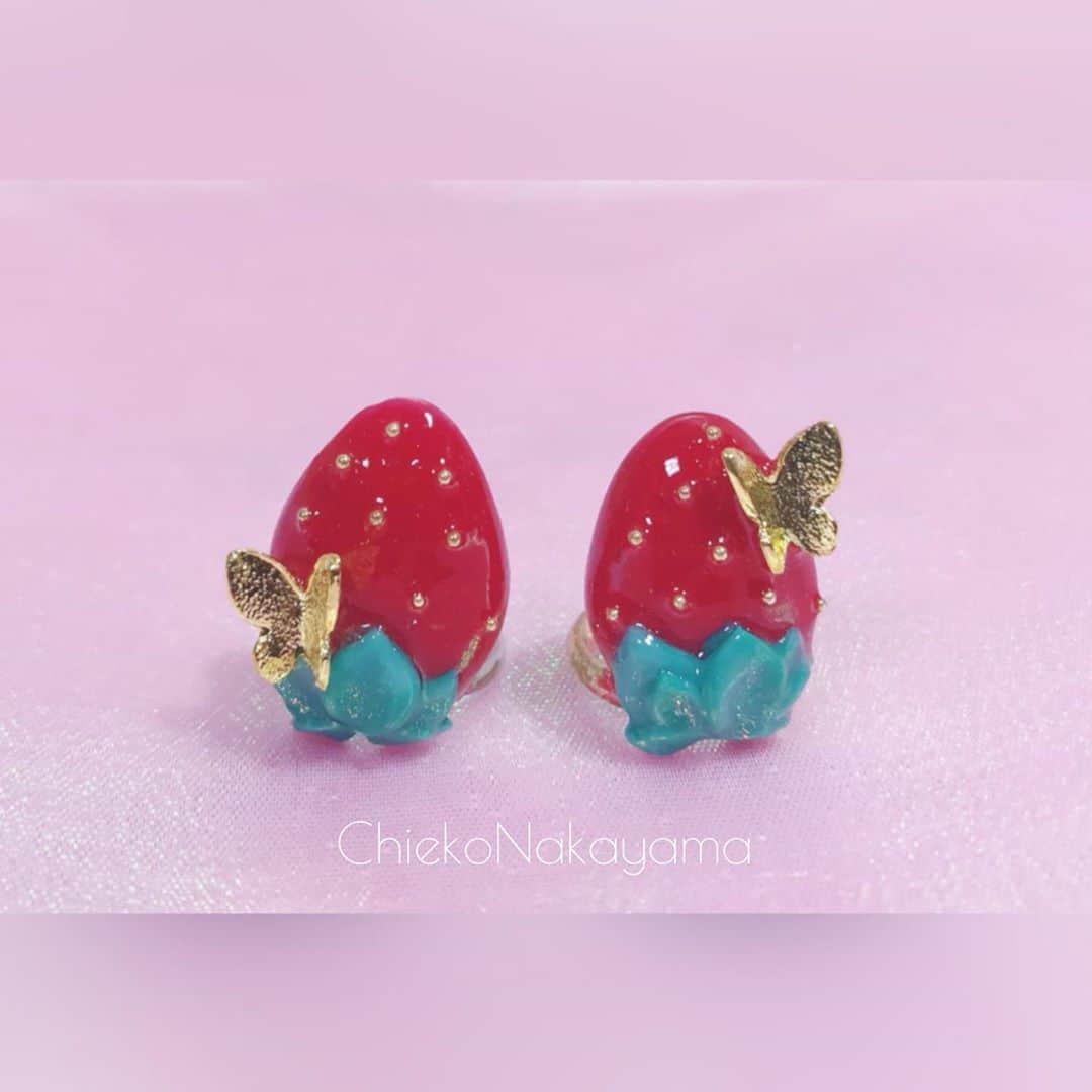 なかやまちえこのインスタグラム：「@stampnailring なかやまちえこ #ハンドメイド ネイルリング 10月はこちらが発売になります！🍓✨ ⠀ ご購入は @stampnailring  のプロフィールから販売サイトに飛んでいただくか、ストーリーから飛べます☺️☺️☺️⠀ ⠀ #リングネイル は指先に #リング をはめていただくのみの取り外し簡単に爪先のオシャレを楽しめる商品です✨⠀ #スタンピングネイルリング のアカウントのストーリーハイライトのところからショッピングサイトに飛べます！⠀ 全てハンドメイドとなりますので、よろしくお願い致します😌🙏🙏✨⠀ #nail #nails #nailart #ネイル #美甲 #ネイルアート  #japanesenailart #manucure #japanesenails #manicurist #gelnails #أظافر #네일아트 #vẽmóng #ngườiđẹp  #เพ้นท์เล็บ #искусствоногтя #artedeuñas #เพ้นท์เล็บเจล #ジェルネイルデザイン #ネイルデザイン #senikuku #nagelkunst #ゆめかわネイル #オーロラネイル #ゆめかわいい ⠀ ・意匠登録済（デザイン特許）STAMPNAIL ・実用新案登録済（使い方特許）STAMPNAIL」