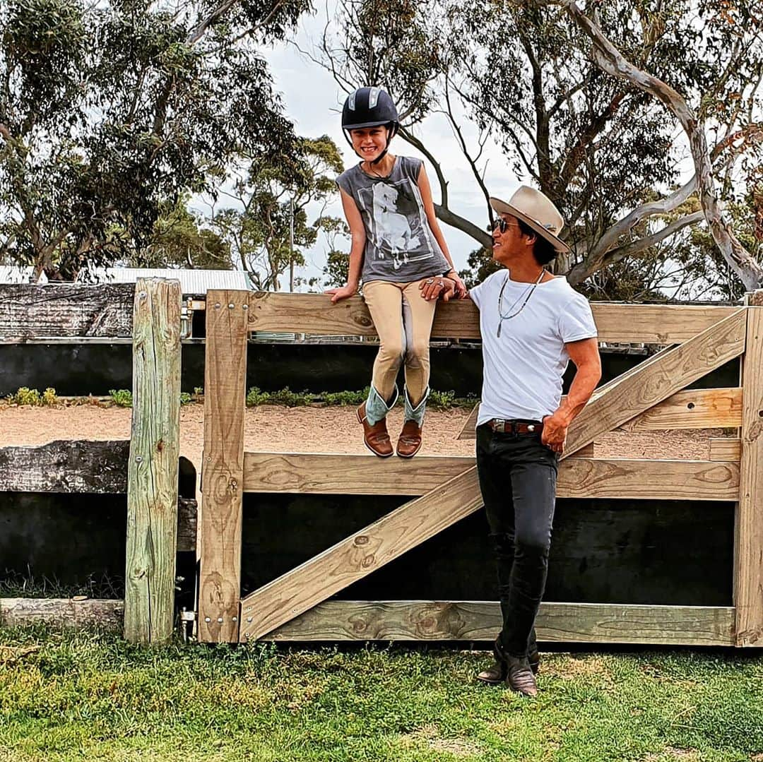 マサ・ヤマグチのインスタグラム：「Just Ranching with my girl   #weekend #happiness #riding #ranch #horses #daughter #saturday #actorlife」