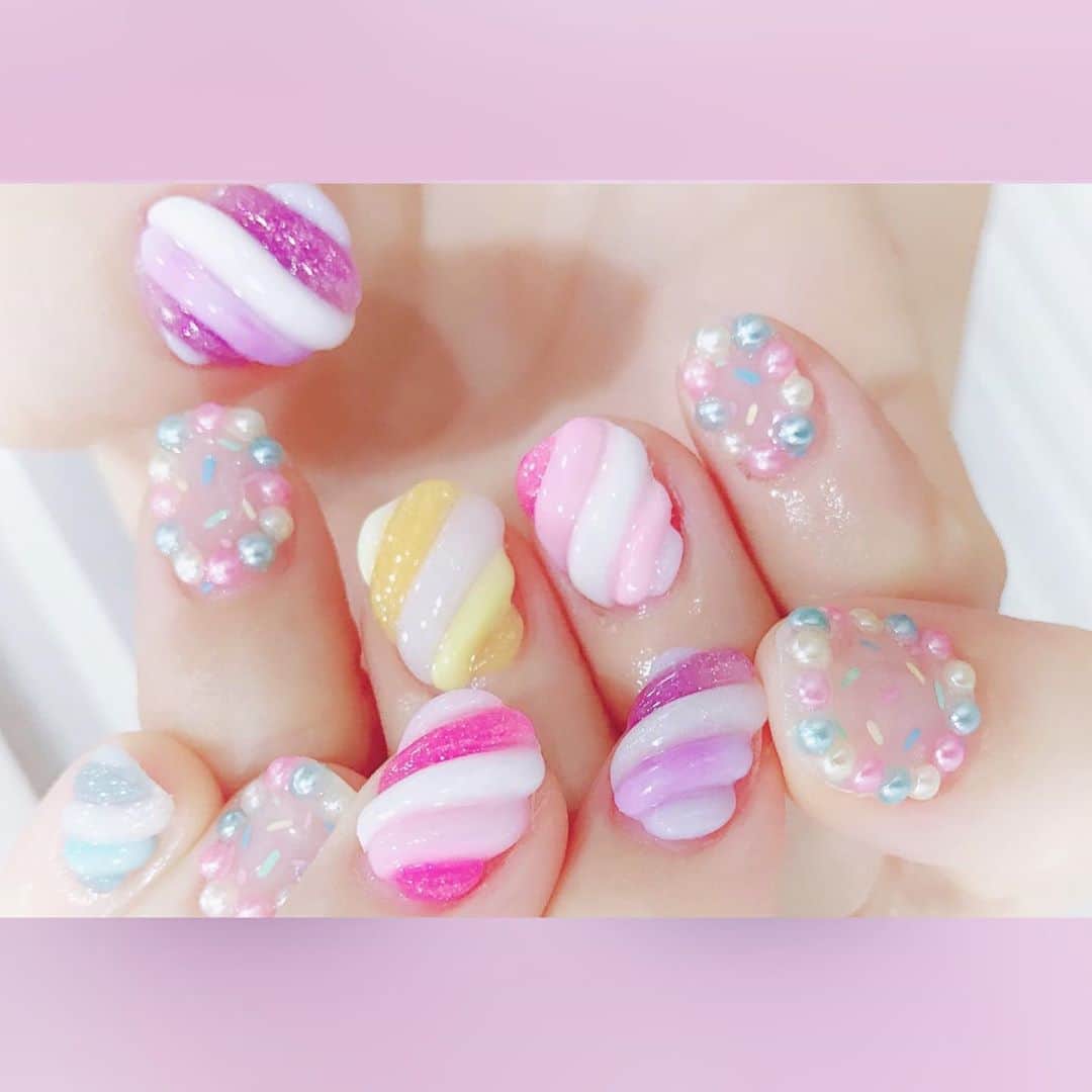 なかやまちえこのインスタグラム：「今回のネイルリングは苺🍓とマシュマロを納品しました☺️✨⠀ ⠀ マシュマロはこんなイメージで、ゆめかわネイルに合わせていただくととても可愛いです😊😊😊✨⠀ ⠀ #nail #nails #nailart #ネイル #美甲 #ネイルアート  #japanesenailart #manucure #japanesenails #manicurist #gelnails #أظافر #네일아트 #미용 #vẽmóng #ngườiđẹp  #เพ้นท์เล็บ #искусствоногтя #artedeuñas #เพ้นท์เล็บเจล #ジェルネイルデザイン #ネイルデザイン #senikuku #nagelkunst #ゆめかわ #ゆめかわネイル #kawaii #kawaiinails #ファンシーネイル #fancynails」