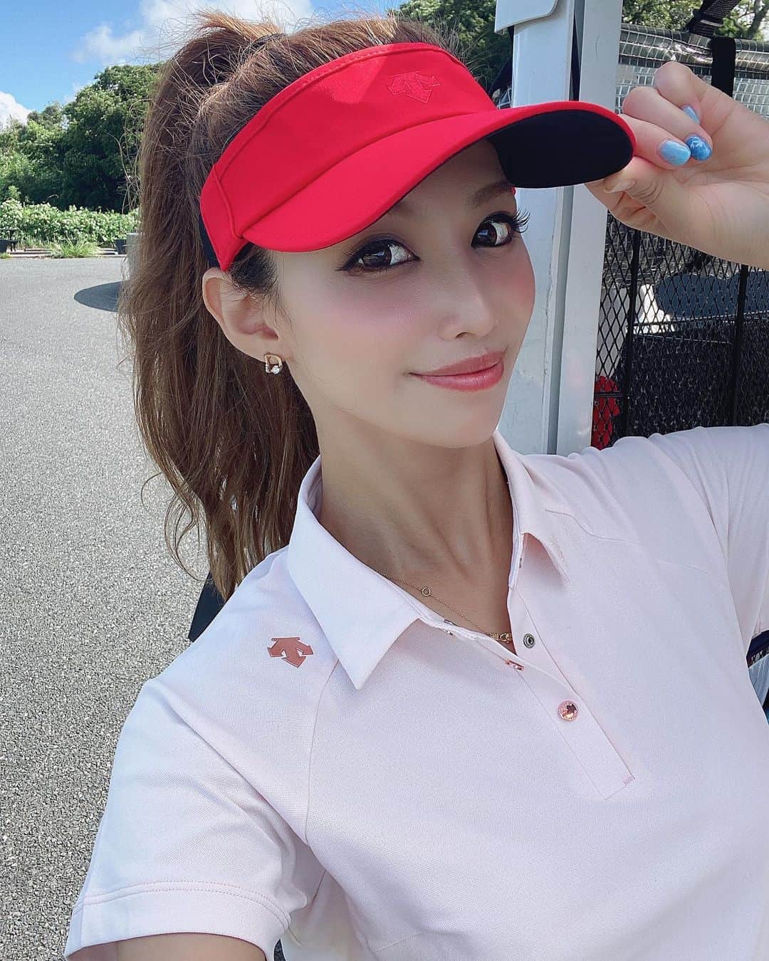 のインスタグラム：「⛳️🏌️‍♀️💗 ＊ ＊ 寒くなってきたけど、暑かったゴルフの日の写真のせてみる😝💗 ・ ・ ・ #ゴルフ #ゴルフ日和 #ゴルフ女子 #ゴルフ好き #ゴルフ初心者 #ゴルスタグラム #ゴルフウェア #デサント #デサントゴルフ #デサゴルゴルファー #descentegolf #赤ウェア #赤コーデ #ゴルフ好きな人と繋がりたい #ゴル女」