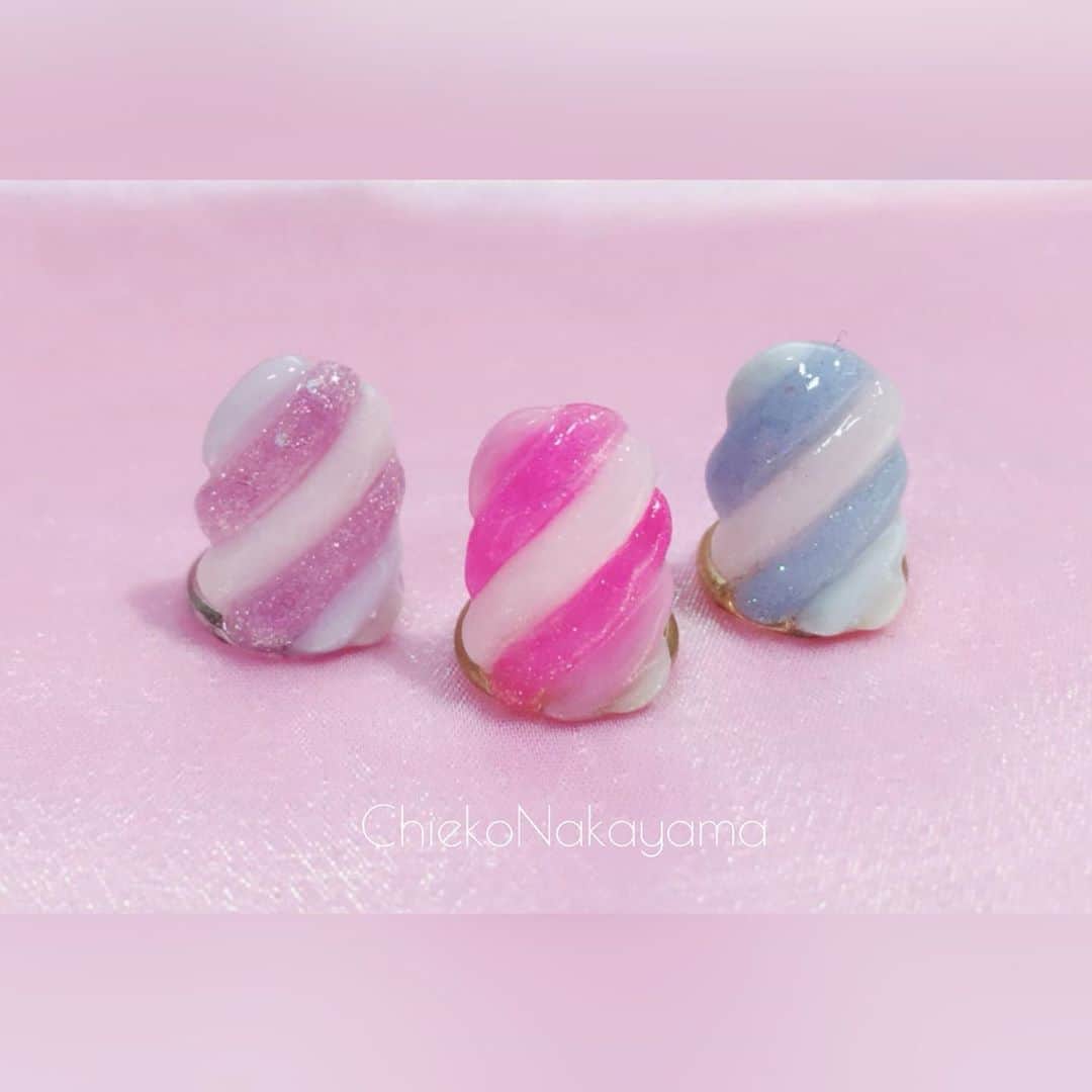 なかやまちえこのインスタグラム：「@stampnailring なかやまちえこ #ハンドメイド ネイルリング 10月はこちらが発売になります！🍨✨ ⠀ ご購入は @stampnailring  のプロフィールから販売サイトに飛んでいただくか、ストーリーから飛べます☺️☺️☺️⠀ ⠀ #リングネイル は指先に #リング をはめていただくのみの取り外し簡単に爪先のオシャレを楽しめる商品です✨⠀ #スタンピングネイルリング のアカウントのストーリーハイライトのところからショッピングサイトに飛べます！⠀ 全てハンドメイドとなりますので、よろしくお願い致します😌🙏🙏✨⠀ #nail #nails #nailart #ネイル #美甲 #ネイルアート  #japanesenailart #manucure #japanesenails #manicurist #gelnails #أظافر #네일아트 #vẽmóng #ngườiđẹp  #เพ้นท์เล็บ #искусствоногтя #artedeuñas #เพ้นท์เล็บเจล #ジェルネイルデザイン #ネイルデザイン #senikuku #nagelkunst #ゆめかわネイル #オーロラネイル #ゆめかわいい ⠀ ・意匠登録済（デザイン特許）STAMPNAIL ・実用新案登録済（使い方特許）STAMPNAIL」