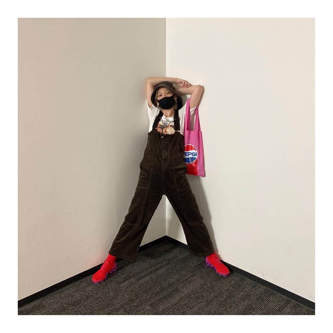 高槻かなこさんのインスタグラム写真 - (高槻かなこInstagram)「. 🧸 #着回しきんちゃん . 帽子　#beams Tシャツ　#zara オーバーオール　#freaksstore  靴下　#TK2 #atmospink スニーカー　#nike #nikevapormax  バッグ　#🎁　#zucca . . 久しぶりの私服投稿！半袖だから少し前のだけど！ 帽子とオーバーオールがコーデュロイ合わせ🧸 トートバッグはきゃん @kyanstagram_ からの誕生日プレゼント🎁🎂💕💕 このバッグに合わせたくて靴も赤にしました🙂えへ . . #fashion #声優 #高槻かなこ」10月17日 16時42分 - kanako.tktk