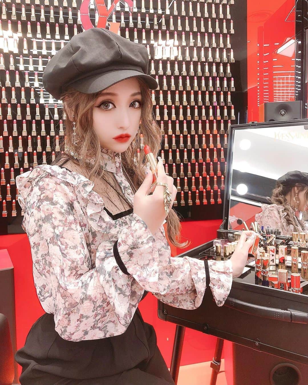 のインスタグラム：「PARCO YSL beauty💋💄 お店の中に、自由に撮って良いブースみたいなのがあって、 めちゃくちゃ可愛かった❤️❤️❤️ 渋谷行ったら絶対オススメ💓 行ったら可愛過ぎて何かしら 買っちゃうけどね😂🖤 この日は全身リーナ @riina_couture コーデ💕 帽子だけ、地元のショッピングモールで買ったもの😜 このブラウス、めちゃこだわって作ったから、超理想通りでめちゃめちゃお気に入り🥰 ショッピングに映画にデートに❤️オススメです💓💓💓  #ootd#code#codenate#ysl#yslbeauty#yslbeautyparco#PARCO#riinacouture#リーナクチュール」