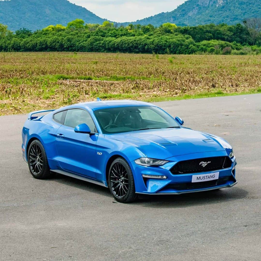 Ford Thailandさんのインスタグラム写真 - (Ford ThailandInstagram)「สีไหนก็สวย สีน้ำเงิน เวโลซิตี้ บลู (Velocity Blue) ในรูปแรก และเลื่อนขวา สีแดง แรพิด เรด (Rapid Red) #FordMustang #Mustang #Mustang55 #MustangFanClub #FordMustangThailand」10月17日 16時44分 - fordthailand