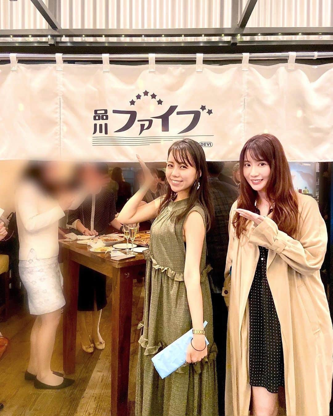 中川杏奈のインスタグラム：「梨沙帆ちゃんがロゴと内装をデザインしたお店に行ってきました🥰🍷 この暖簾のロゴ可愛い♡ 品川駅高輪口を出て右に徒歩1〜2分🚶‍♀️ 新しくできた品川横丁2Fのご飯屋さん(*^^*) @shinagawa_5  ファイブということで500円のワンコインメニューがあったり、自家製サワーやお酒の種類も豊富でお仕事帰りや一人でさくっとごはんもできる美味しいお店でした😻✨ 店員さんも優しくて気さくな方ばかりで居心地good👍 野菜もオーガニックなどこだわっていて、テイクアウトも可能🍱😊 運が良ければ梨沙帆ちゃんに会えるよ😻 久しぶりにりさほちゃんに会ったのだけれど、もう10年来の付き合いなので久しぶりな感じがしなくて嬉し楽しかったな🥰 : #品川グルメ #品川駅 #品川高輪口   #品川駅グルメ #品川横丁 #品川ファイブ #オープニング #レセプションパーティー  #品川バル #横丁  #お仕事帰りに 🍷 顔がすぐ赤くなるから先に写真撮ればよかった😂」