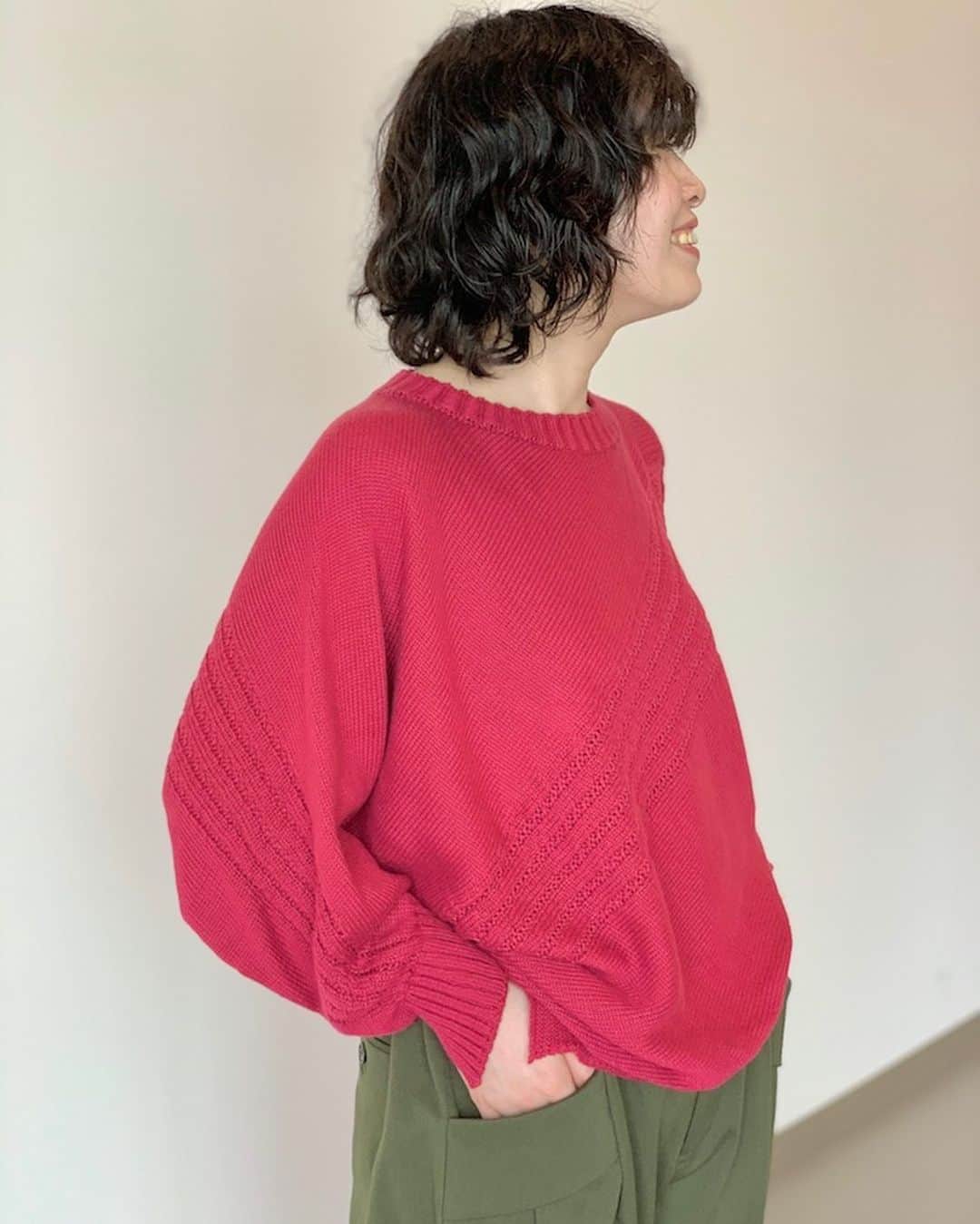 ネ・ネットのインスタグラム：「■WANTAN KNIT﻿ ﻿ ネ・ネットの人気シリーズ、「wantan」にニットが登場しました。一枚でこなれた印象にしてくれるニットは、「wantan」定番のプルオーバー型を、“まっすぐ編む”、“四角く編む”ことで仕上げました。 ほかの「wantan」シリーズ同様、袖口や裾線に表れるアシンメトリーなデザインが独特のゆがみを生み、着たときのヌケ感を演出しています。シンプルなボトムでもデザインボトムでもあわせやすい、コーディネートに重宝するアイテムです。﻿ ﻿ #ネネット #nenet #新作 #new #autumn #winter #2020 #collection #fashion #tokyo #wantan #knit #ワンタン #ニット」