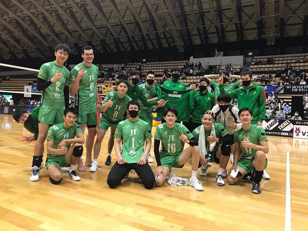 のインスタグラム：「… vs 大分三好 3-0 WIN !!! 今シーズンの開幕戦を 無事に勝利することができました🙌 明日も西くんに注目です🙃  #1017 #1勝目 #JTサンダーズ広島 #Vリーグはバレーだよ」