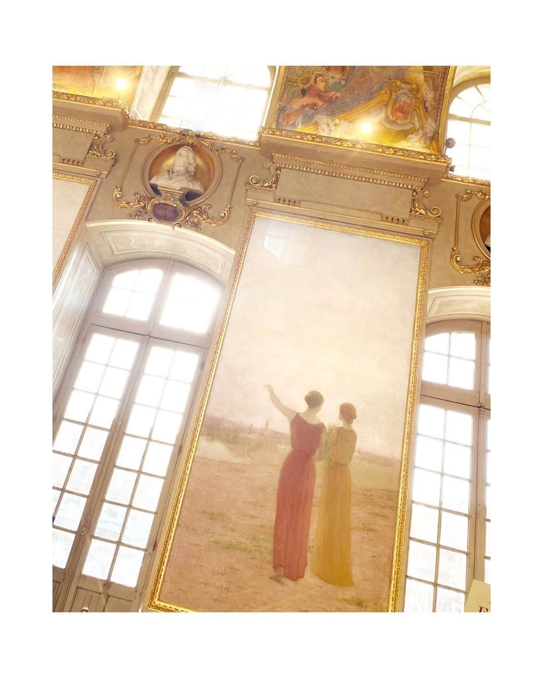 ギャランス・ドレのインスタグラム：「If you ever go to Toulouse, don’t forget to stop by the Capitole. It’s a dream, it’s incredibly peaceful and the art is wonderful. I was there a few weeks ago!」