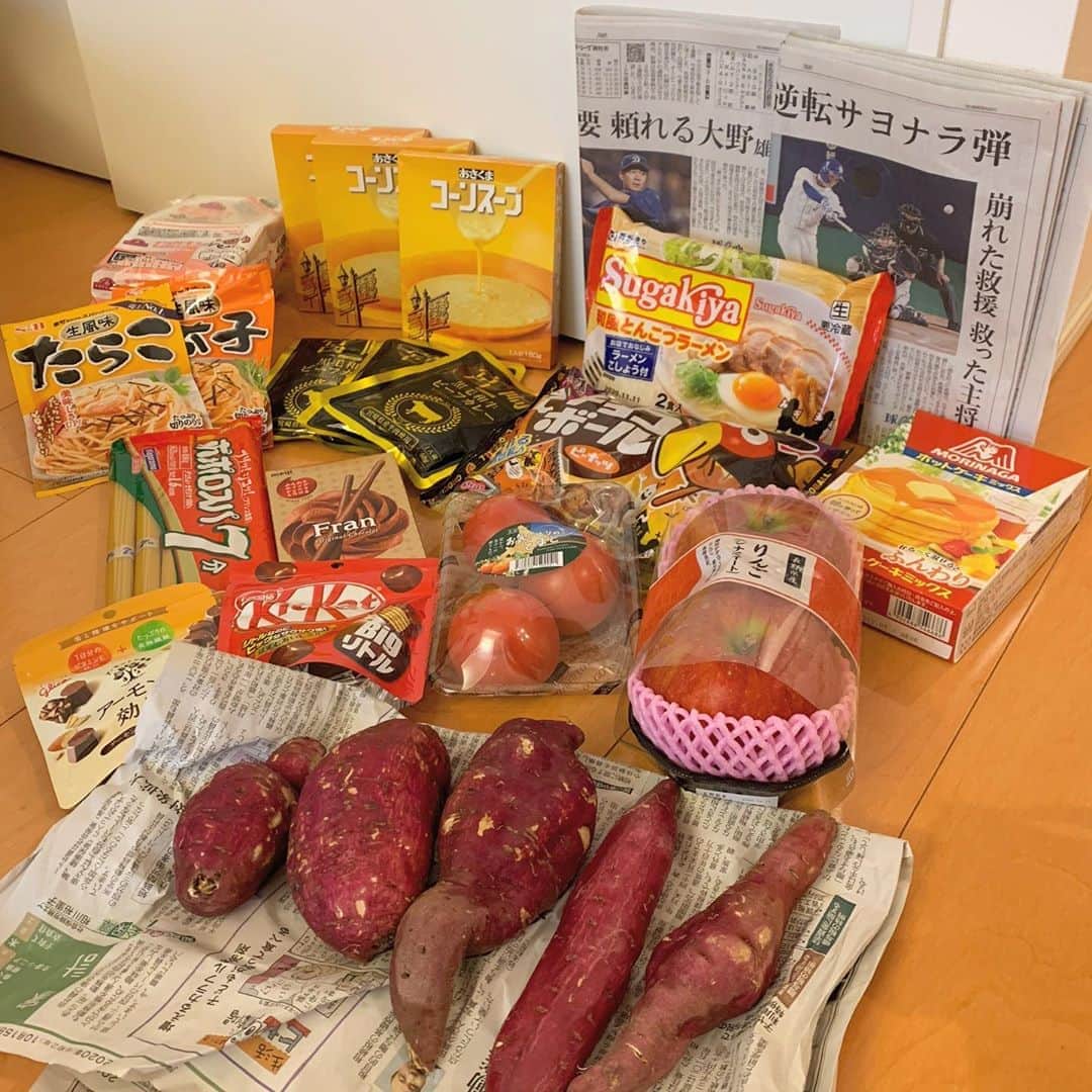 須田亜香里さんのインスタグラム写真 - (須田亜香里Instagram)「涙が止まりませんでした ばーちゃんが送ってくれたの。 畑で採れた芋送るねって言ってただけなのに 開けても開けても 芋が出てこなくて どれも小さい頃から ばーちゃんが食べさせてくれたものとか 私が好きなものばかりで 中日が勝った新聞も入れてくれて 本当に優しさしかない。 3月まではたくさん会えてたのに もうずっと会えてなくて寂しかったけど すっごくうれしい気持ちになった。 すぐ電話したら 本当は卵も入れようとしたけど お母さんに止められたからやめちゃったとか 調理しなきゃいけないものばかりだけど 包丁気をつけてねとか 長いこと家にいたら足が悪くなっちゃうよねとか 私のこと子供だと思ってるのか おばあちゃんだと思ってるのか分からなくて 泣き笑い止まらんかった。 最高に大好きなばーちゃんだ！ 焼き芋作ろー！ . .」10月17日 16時49分 - akarisuda