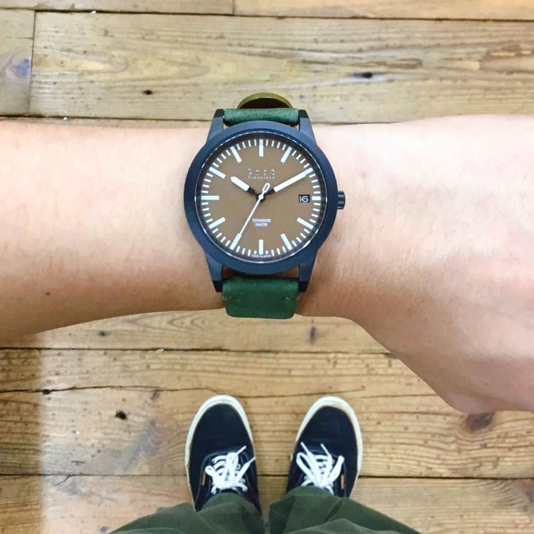 Maker's Watch Knotさんのインスタグラム写真 - (Maker's Watch KnotInstagram)「こんにちわ、心斎橋ギャラリーショップ池田です。  昼と夜の寒暖差が大きく服装に悩む時期ですね。 今年もシーズン限定ストラップのヌバックが販売開始されました！ 起毛素材のヌバックは上品な質感と肌触りが心地のいいストラップになっています。  カジュアルな装いなので、普段使いし易いストラップを検討されている方はぜひ一度試してみて下さい。  時計：TS1-36BKBR ストラップ：NU-18OVBK  #腕時計 #時計好き #腕時計コーデ #ファッション時計 #ノット #日本製 #カスタマイズ #Knotwatch #makerswatchknot #madeinjapan #madeinjapanwatch #craftmanship #クォーツ時計 #ヌバック  #心斎橋 #吉祥寺」10月17日 16時50分 - makers_watch_knot