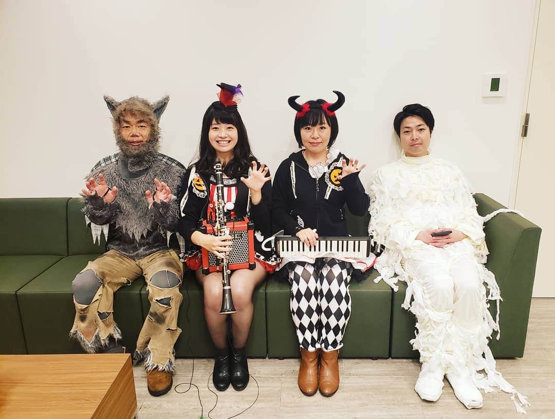 のインスタグラム：「２年前の10月🍁。  4人の おさまり感が 物凄く 可愛い１枚です😉🎃👻。。  #吉本新喜劇 #よしもと新喜劇 #新喜劇  #清水けんじ さん #信濃岳夫 さん #吉岡友見 ちゃん #鮫島幸恵 ちゃん #ハロウィーン」