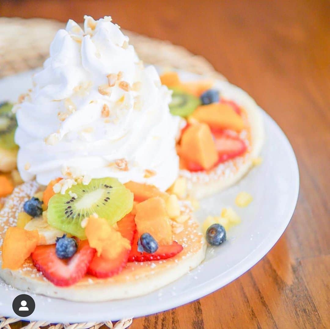 EGGS ’N THINGS JAPANのインスタグラム：「alohastreetcom_hawaii 日本時間10月17日(土)10:00〜、アロハストリートのアカウントでインスタライブが開催されます。  今回のライブは、ハワイのエッグスンシングスとのコラボ配信！ワイキキビーチを目の前に望むワイキキビーチ店からお届けします。  ライブでは、日本からも買えるハワイ限定オリジナルグッズをご紹介。ライブ中に商品やお店、編集部への質問にも答えていく予定なので、ぜひ質問をアロハストリートへDMをお送りください。 . 今回のライブ限定のお得な特典も発表するので、ぜひ見てみてくださいね！  https://www.aloha-street.com/article/2020/10/354991/ . #ハワイ #エッグスンシングス山下公園」