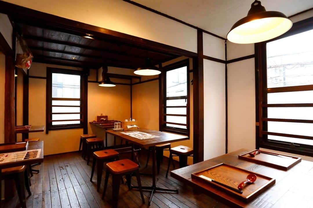 のインスタグラム：「【密にならない、味のある建物でラーメン！】  今までご予約の受付がなかった麺処むらじ室町店では、 ご予約の受付を承っております！🍜 明倫学区に残したい建物に認定されているレトロで可愛い雰囲気の室町店は、 スタッフ全員が女性なので、女性のお一人様も多いです！ 名物店長もいるので、カウンター席だと少しラッキーかも？！ 2階はこちらの写真のように、友人同士、恋人同士、家族同士で 楽しくお喋りしながらラーメンをお楽しみいただけます！  ※5名様のお客様で事前予約が可能となります。 ※ご予約の受付は、ご来店の2週間前から前日まで可能です。 ※ご予約後の変更、キャンセルは承っておりません。ご注意くださいませ。 ※お1人様1品以上のご注文をお願いしております。 ・その中に、小学生以下の子供がいる場合は、 お子様1人につき1個のアイスをプレゼントいたします！ ・さらに、女性だけのグループで5名様の事前予約の場合は、 全員にアイスをプレゼント！ (※室町店限定のサービスとなります。ご了承くださいませ。)  ご予約はお電話にて受け付けております！ 麺処むらじ室町店　📞075-212-9911  #麺処むらじ #むらじ #ラーメンむらじ #ラーメン #京都ラーメン #ラーメン京都 #麺処むらじ #ラーメン大好き #麺スタグラム　 #麺活 #京都グルメ #京都麺活 #京都のうまいもん #ランチセット #京都 #そうだ京都行こう #kyoto #ramen #ramennoodles #ramenlover #ramen #kyotojapan #室町」