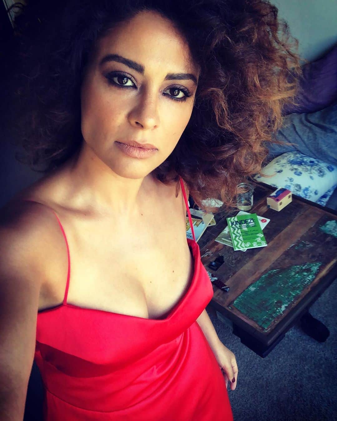 ヤスミン・アル＝マスリーのインスタグラム：「💃🏻👠🎒🌹🍷🚗🚨☎️📮📌」