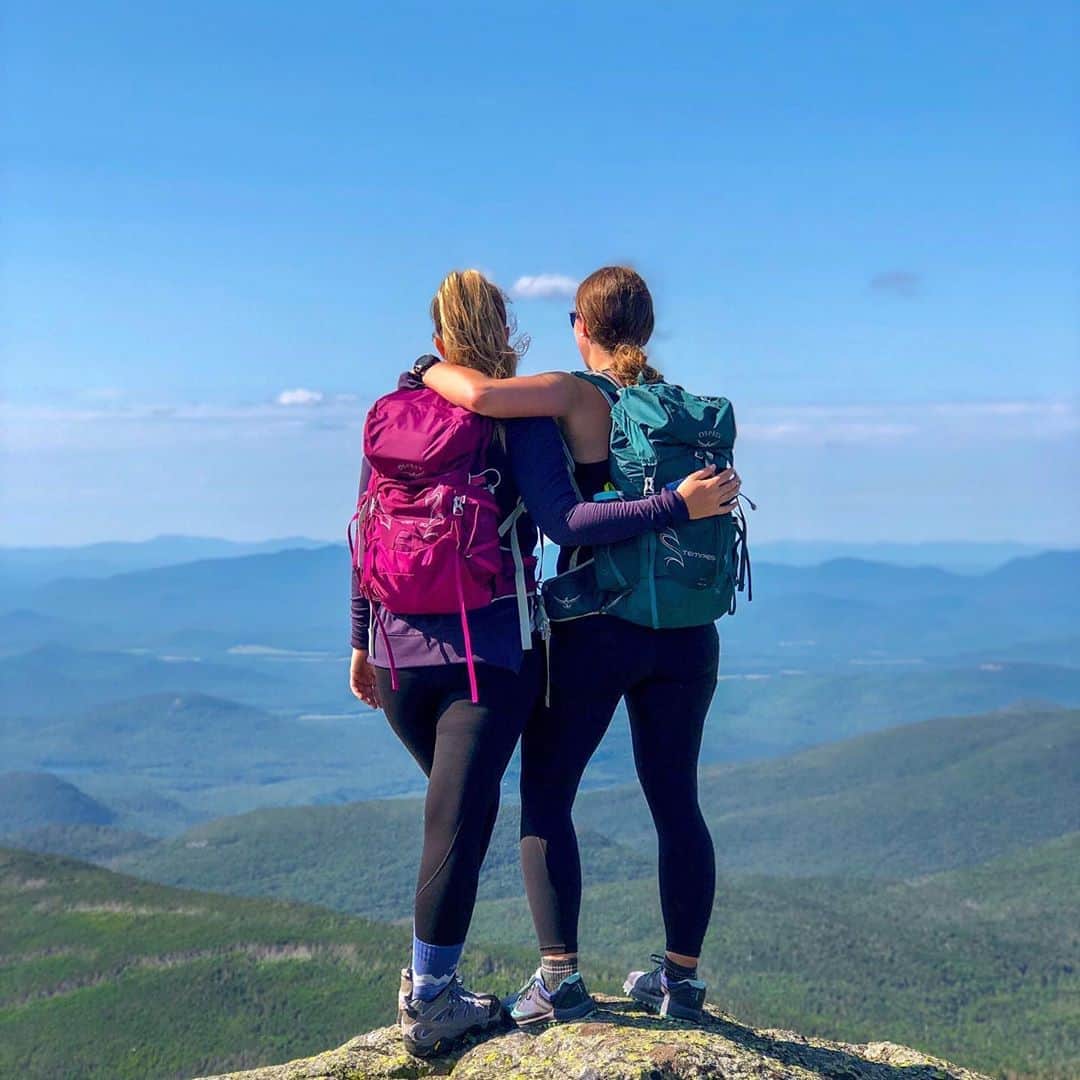 のインスタグラム：「Stay close to people who feel like sunshine ☀️ 📷: @jennastrubhar15  Featured pack from the Talon/Tempest Series #ospreypacks」