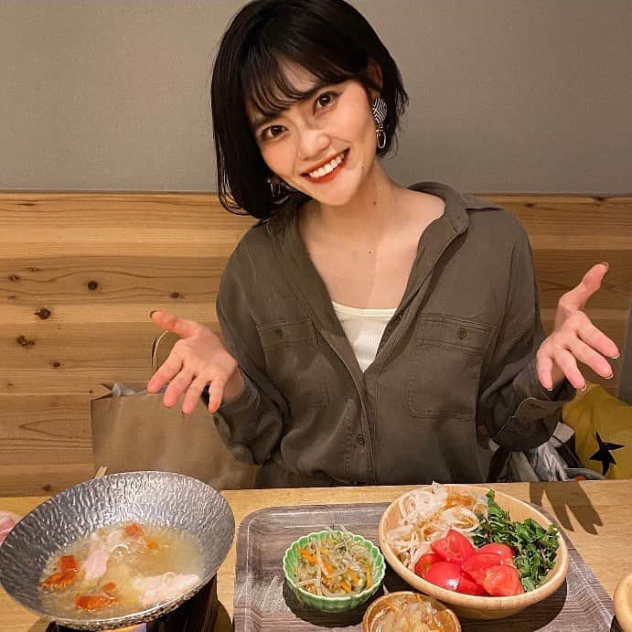 追田菜々花さんのインスタグラム写真 - (追田菜々花Instagram)「寒い時は食材の力で体を温めるぞ〜（＾ω＾）！！  例えば、体を温めるお野菜の にんじん🥕 かぼちゃ🎃 大根🍢 玉ねぎ🧅 じゃがいも🥔 などはどうでしょう！！  お鍋にもトウガラシ🌶と生姜を入れてポカポカです🔥体温が上がれば、免疫も上がります🙌🏻  #都野菜賀茂 #健康美 #都野菜 #免疫力アップ #免疫力を高める #コロナに負けるな #インフルエンザ予防 #免疫力 #温活 #温活女子 #食べることは生きること #野菜たっぷり #野菜料理 #野菜好きな人と繋がりたい #京都 #京都おばんざい #おばんざい #おばんざいランチ #農家さんと繋がりたい #河原町ランチ #河原町グルメ #河原町ディナー #烏丸ランチ #烏丸グルメ #烏丸グルメ #京都駅グルメ #京都駅ランチ #京都駅ディナー #火鍋 #生姜鍋 #ポカポカ」10月17日 8時09分 - mcr2020_01on