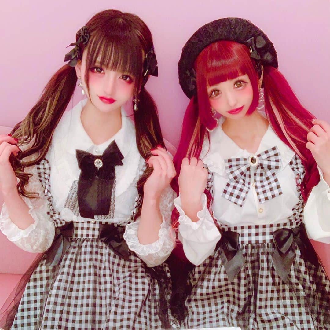 天使ゆらのインスタグラム：「🎀オソロコーデ🎀  #ニューハーフ　 #av女優　 #地雷女 #地雷系女子 #量産型 #量産型女子 #マーズ #プリメロ #リボン #シールエクステ #エクステ #赤髪 #黒髪 #オソロコーデ #ツインテール」