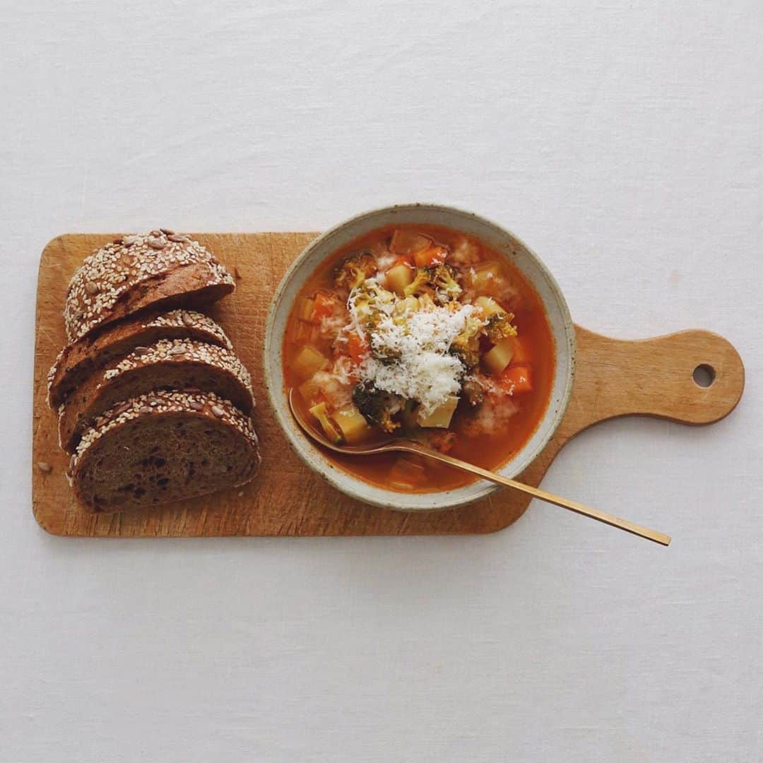 のインスタグラム：「Minestrone . 朝はパンとミネストローネ。 お野菜はトマト、ニンジン、 ジャガイモ、ブロッコリー、 長ネギなどたっぷりスープ。 . パンはライ麦、白・黒ごま、 オートミール、向日葵の種、 大豆など加え食べ応えある アンデルセンの穀物パンで、 ゴツゴツしてるけど美味い。 @andersen_official_jp . . #パンとスープ #ミネストローネ #スープ #朝スープ #野菜のスープ #野菜スープ #野菜たっぷり #アンデルセン #アンデルセンのパン #ヒュッゲ #デンマーク #ファーマーズブレッド #穀物のパン #パンのある暮らし #パンのある生活 #パンスタグラム #パン大好き #andersen #bread #bakery #hygge #copenhagen #bageri #denmark #breadlover #minestrone #soup #vegetablesoup #hyggelife #🇩🇰」