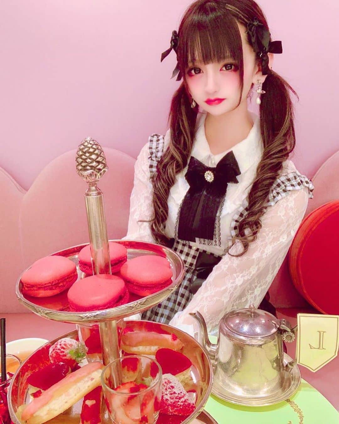 天使ゆらのインスタグラム：「🎀ラデュレ🎀  #ニューハーフ　 #av女優　 #地雷女 #地雷系女子 #量産型 #量産型女子 #マーズ #プリメロ #リボン #シールエクステ #エクステ #黒髪  #ラデュレ  #ツインテール  #マカロン」