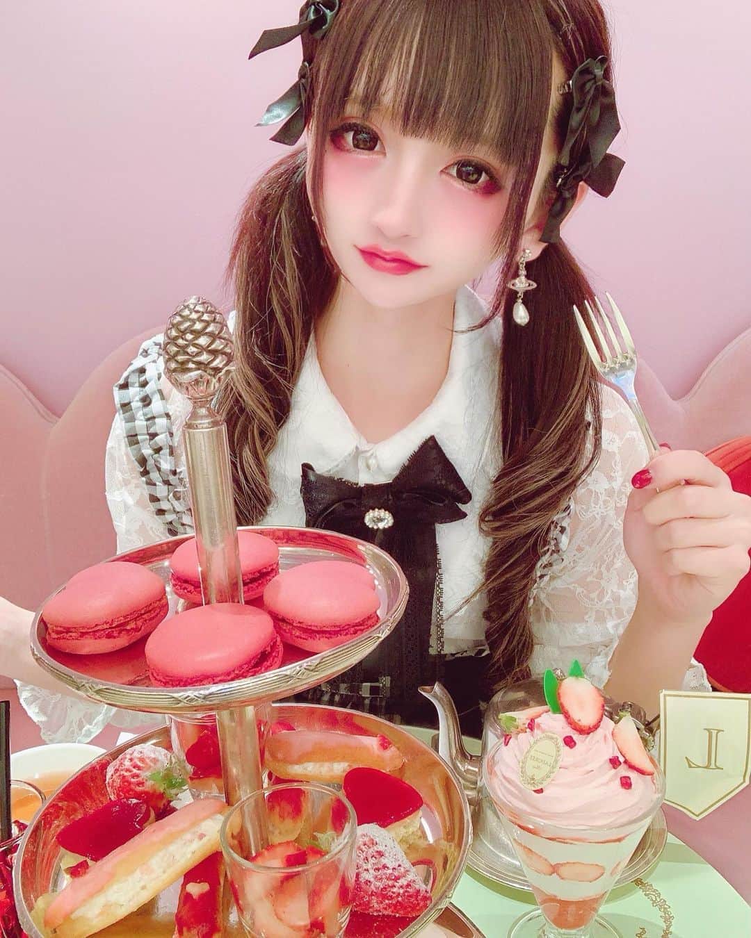 天使ゆらのインスタグラム：「🎀食べちゃうぞ🎀  #ニューハーフ　 #av女優　 #地雷女 #地雷系女子 #量産型 #量産型女子 #マーズ #プリメロ #リボン #シールエクステ #エクステ #黒髪 #スイーツ  #マカロン」