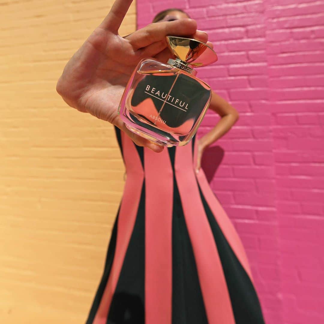 ブレア・イーディーさんのインスタグラム写真 - (ブレア・イーディーInstagram)「Make it POP // To celebrate Beautiful's 35th anniversary, @esteelauder and the iconic inspiration of Andy Warhol, have come together for the ultimate floral collaboration - introducing Beautiful Absolu. Shop it now for a limited-time only! #esteepartner #esteexandywarhol @warholfoundation」10月17日 8時17分 - blaireadiebee