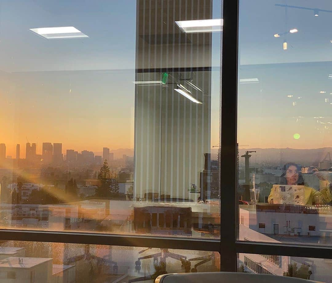 JEN ATKINさんのインスタグラム写真 - (JEN ATKINInstagram)「Sunset at OUAI HQ - fun fact: from here I can see the Chase Bank ATM I used to run to (16 yrs ago) on payday to avoid overdraft fees. Even more fun fact: don’t give up on yourself even when you’re drowning in debt and worry. Keep going. Love you. 🌆🤍」10月17日 8時27分 - jenatkinhair