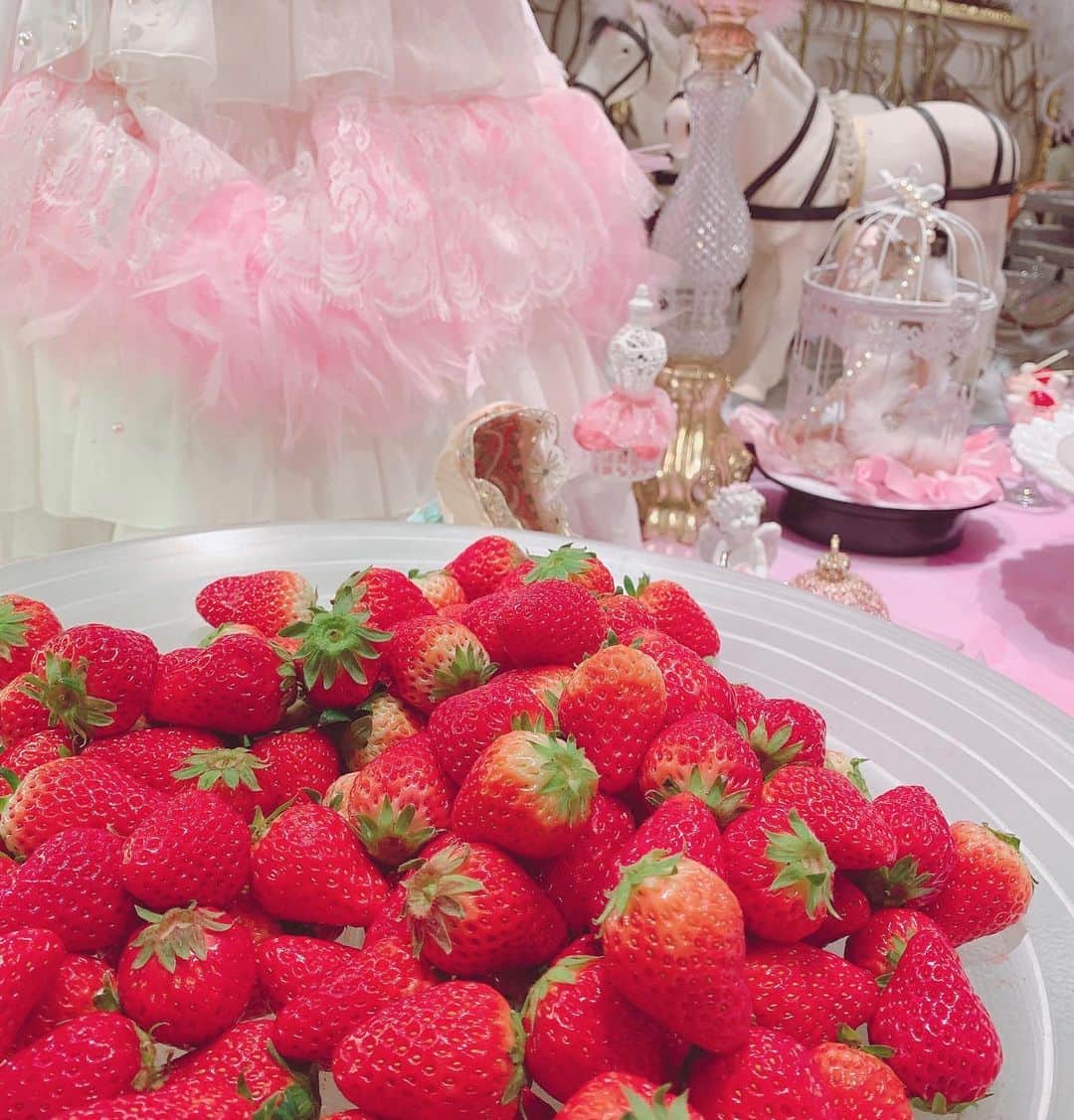 天使ゆらのインスタグラム：「♥️いちご♥️  #いちご #スイーツ  #ヒルトン東京」
