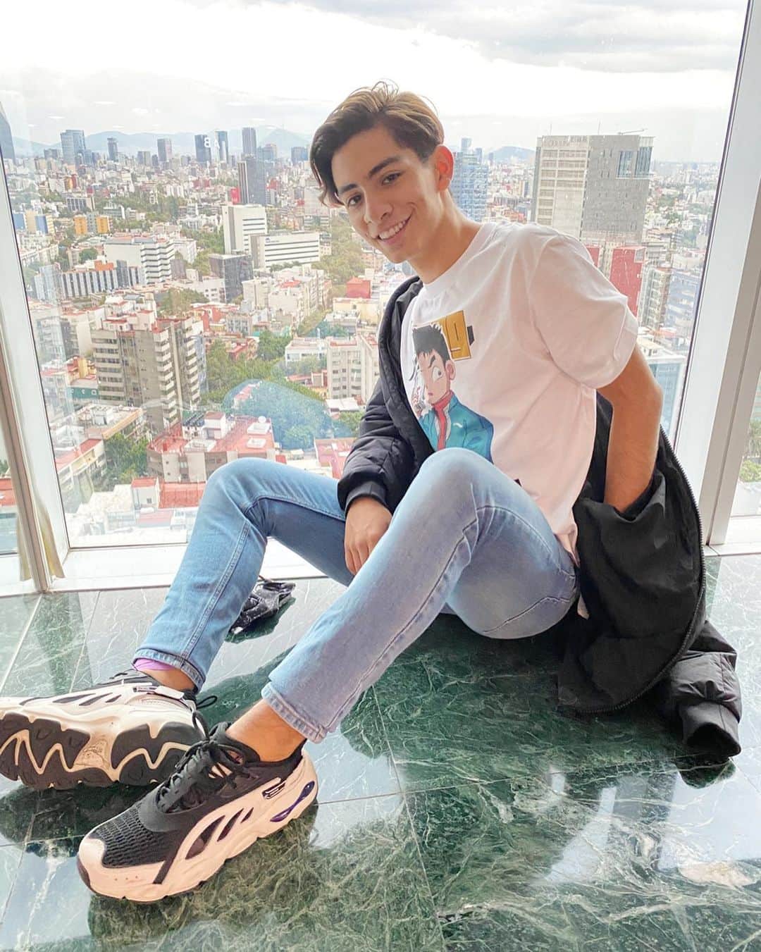 Donovan Carrillo Suazoのインスタグラム：「Con este clima ya no se si quitarme o ponerme la chamarra  ¿A alguien más le pasa? 🥵🥶」