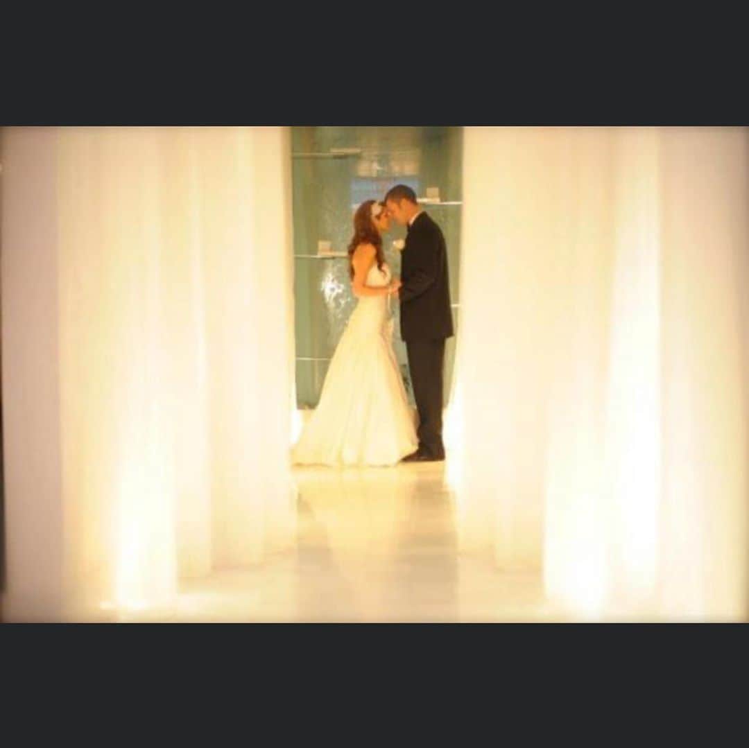 ジェイク・ブリガムのインスタグラム：「10 years ago today I married my best friend! Little did I know how much @taybrigham would change my entire existence. She has been the most impactful person in my life. I wake up everyday so excited to live another day with you, Taylor. Thank you for all you have given to me for 10 years. For all the love, sacrifice and encouragement. There are not enough words to describe how thankful I am for you and all you do on a daily basis. The sacrifices you make to keep our family together anywhere in the world. The moves over and over again year after year and you do amazing. Being the best mom any kid could ask for to our beautiful children. I thought I loved you 10 years ago on the day we got married and that that was the happiest day of my life. I was way off, everyday I get to live with you is my favorite day and I am bursting with love that keeps growing for you. The way you love the Lord, our kids and me is so beautiful and the glue that keeps us strong. Thank you so much for marrying me and answering my message. Lol I love you so much.   Happy Anniversary, Tootie」