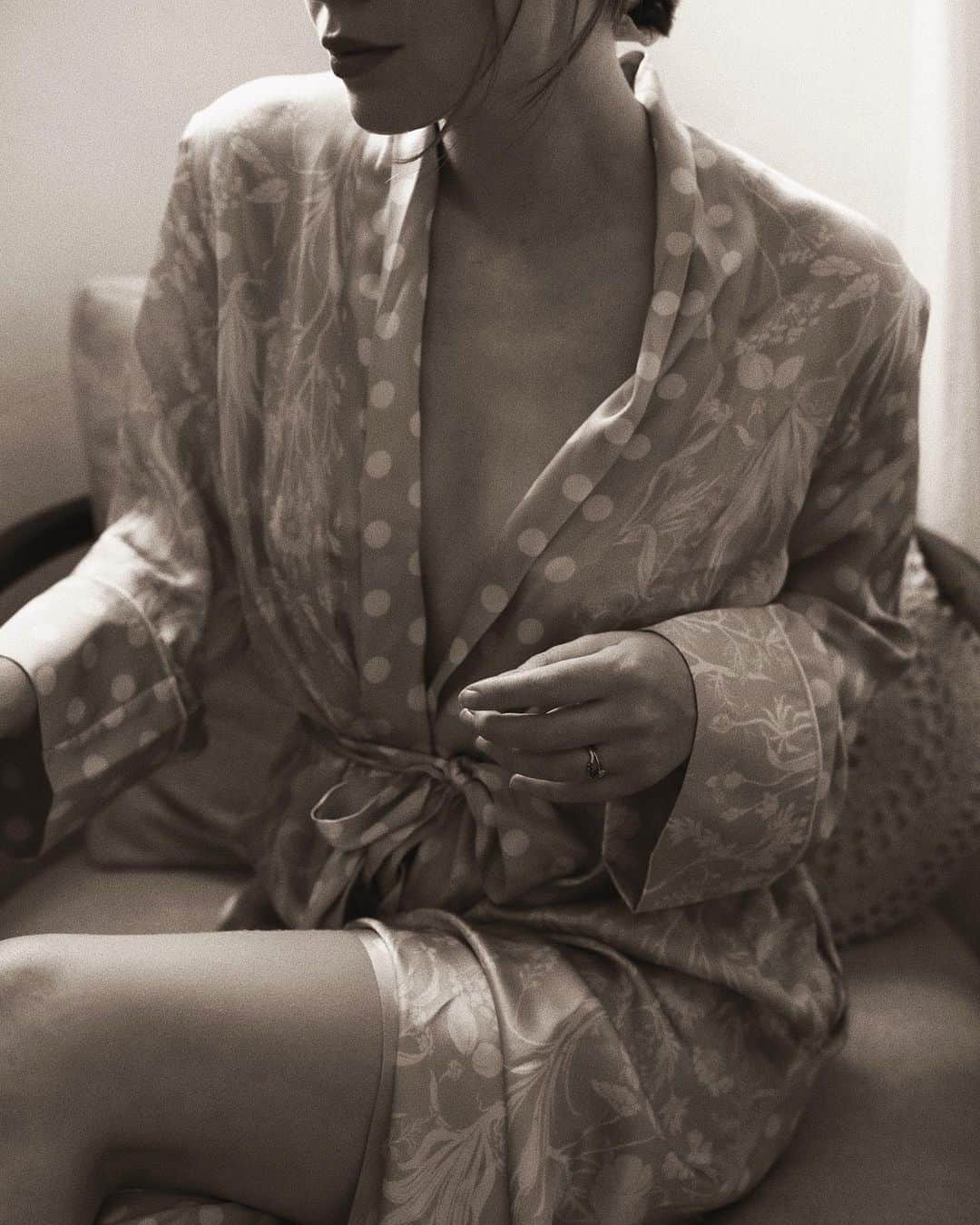 コートニー・ハルヴァーソンさんのインスタグラム写真 - (コートニー・ハルヴァーソンInstagram)「Nothing quite like that post-bath glow, covered in lotions and oils and clad in a silk robe. Feeling very weekend ready, wearing @papinellesleepwear x @karenwalker ☁️ ☁️ ☁️ #papinellexkarenwalker #gifted #beauty」10月17日 8時37分 - prettylittlefawn