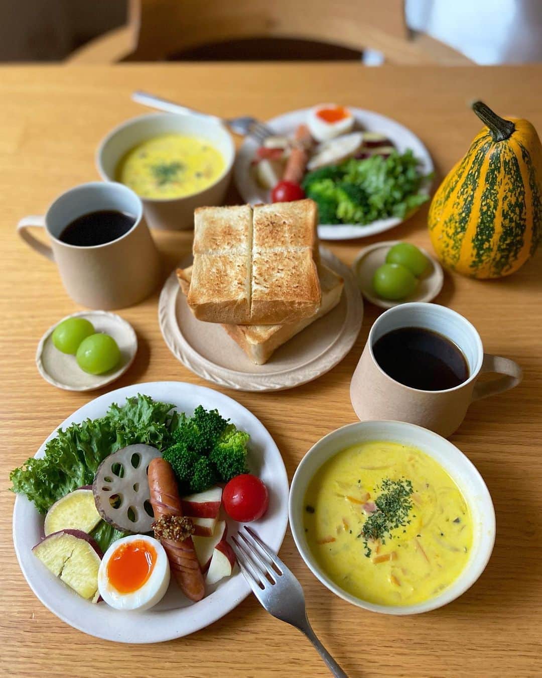 みかさんのインスタグラム写真 - (みかInstagram)「2020.10.17  おはようございます  今日のあさごはんは  ・トースト ・かぼちゃとにんじんきのこのスープ ・蒸し野菜と林檎とゆで卵のサラダ ・シャインマスカット  ペリカンの角食に スープにサラダな朝ごはん。 久しぶりなペリパン✨ むちむちむぎゅ、なパンはほんと 唯一無二。 パン自体に甘さはないので はちみつやジャムがよく合うー。  昨日は蔵前の SUNNY CLOUDY RAINYさんで開催の 企画展、秋の日のテーブルへ。 大好きな陶芸作家の桑原典子さんの 器が見られるー！とのことで 行ってきました。  予約制だったので少人数でのんびり 見ながら選べました。 桑原さんの優しい色合いの器が たくさん並ぶ光景はもはや癒し。 そこからベージュの器にカップを いくつか購入〜 さっそく使ってみました。  マットなベージュ、 秋によく合う。 おやつのせるのが楽しみ〜  #あさごはん#朝ごはん#朝食#ペリカン#トースト#角食#桑原典子#サラダ#かぼちゃスープ#パンとスープ#コーヒー#breakfast#morning#cooking#toast#soup#おうちごはん#おうちごはんlover#フーディーテーブル#朝時間#朝美人アンバサダー」10月17日 8時53分 - mikasko