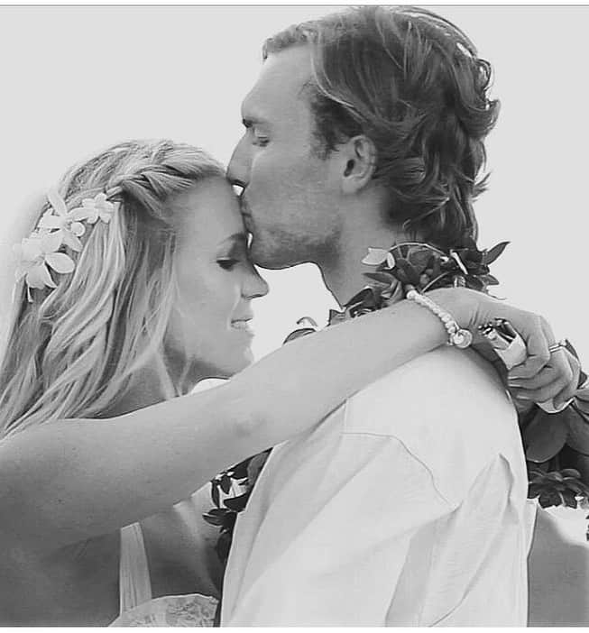 Bethany Hamiltonのインスタグラム：「I choose him everyday. I believe love can be a choice beyond just a “falling in love feeling.”   The beauty that our marriage has become was worth all the boundaries, which could be considered sacrifices, I set before I was married through the dating time period. And even today, the daily commitment is a continual journey.   You all have the choice to set out the life you hope for.   Culture may be saying choose the experience, try them out, be free. But what culture doesn’t warn you of is the hurt, pain, the feeling of being used. The list goes on ~ STDs(which is an epidemic), abortion and the repercussions, loneliness, loss and emptiness you may experience with a promiscuous life. Whether you agree or not, at least question what is the norm and how that will affect the life you hope to have.   Faithfulness, commitment and forgiveness lead to beautiful things.   You get to choose. ♥️」